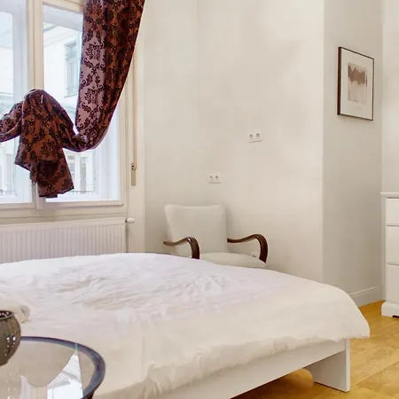 4br , 3bhr With Ac At The Opera Apartment *