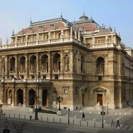 4br , 3bhr With Ac At The Opera Budapest