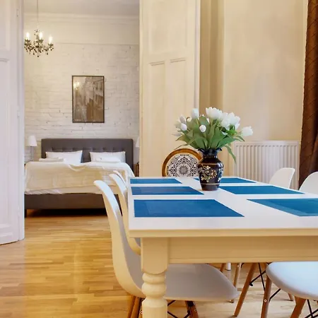 4br , 3bhr With Ac At The Opera