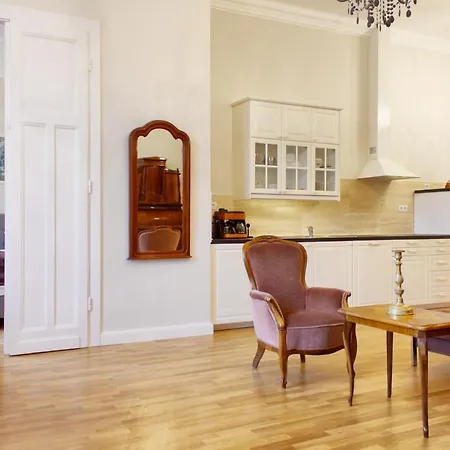 4br , 3bhr With Ac At The Opera Apartment Budapest