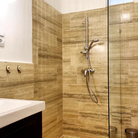 4br , 3bhr With Ac At The Opera *