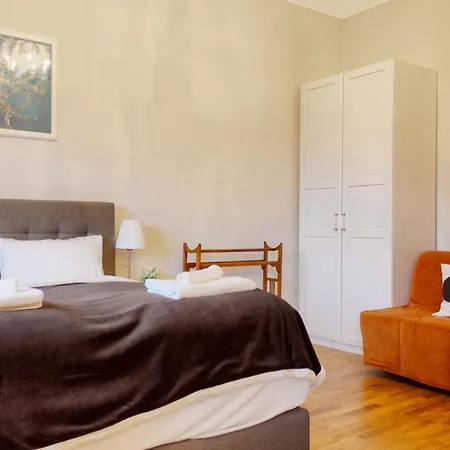 4br , 3bhr With Ac At The Opera *